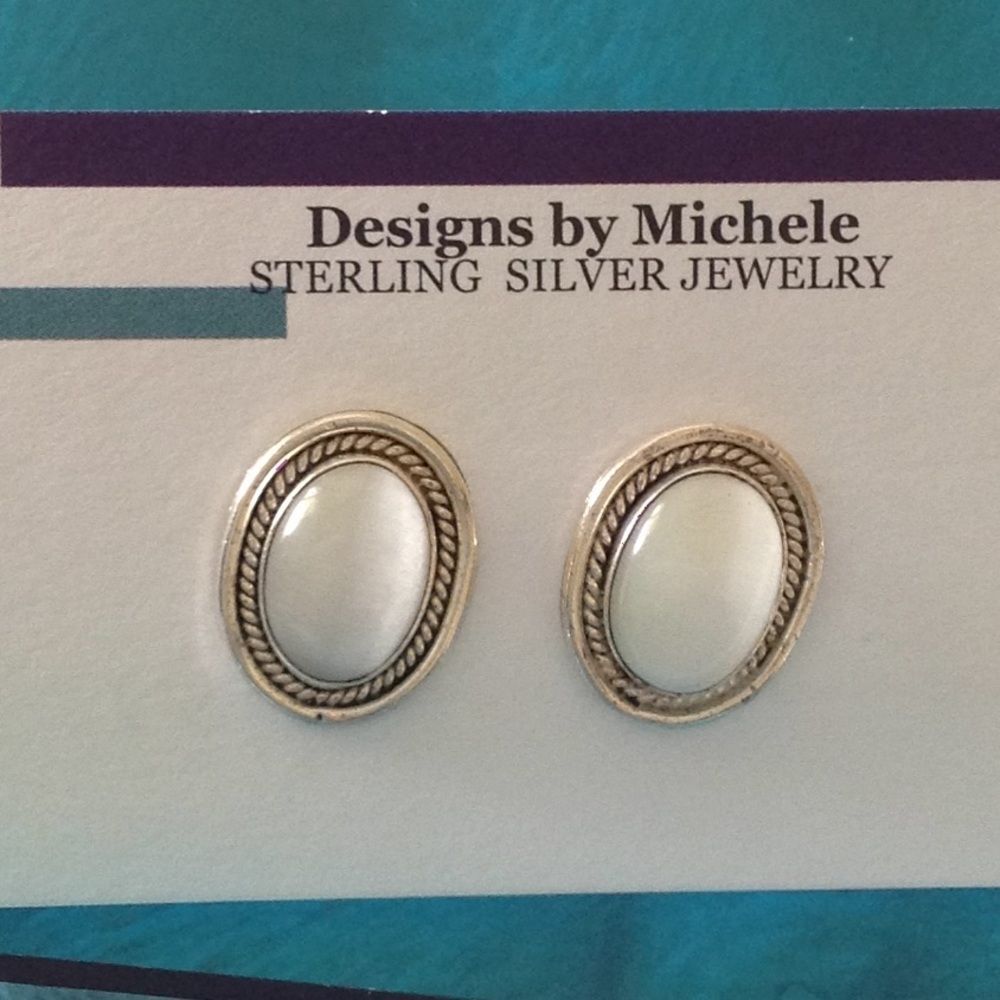 SS2  Sterling silver white stone pierced earring EUC
